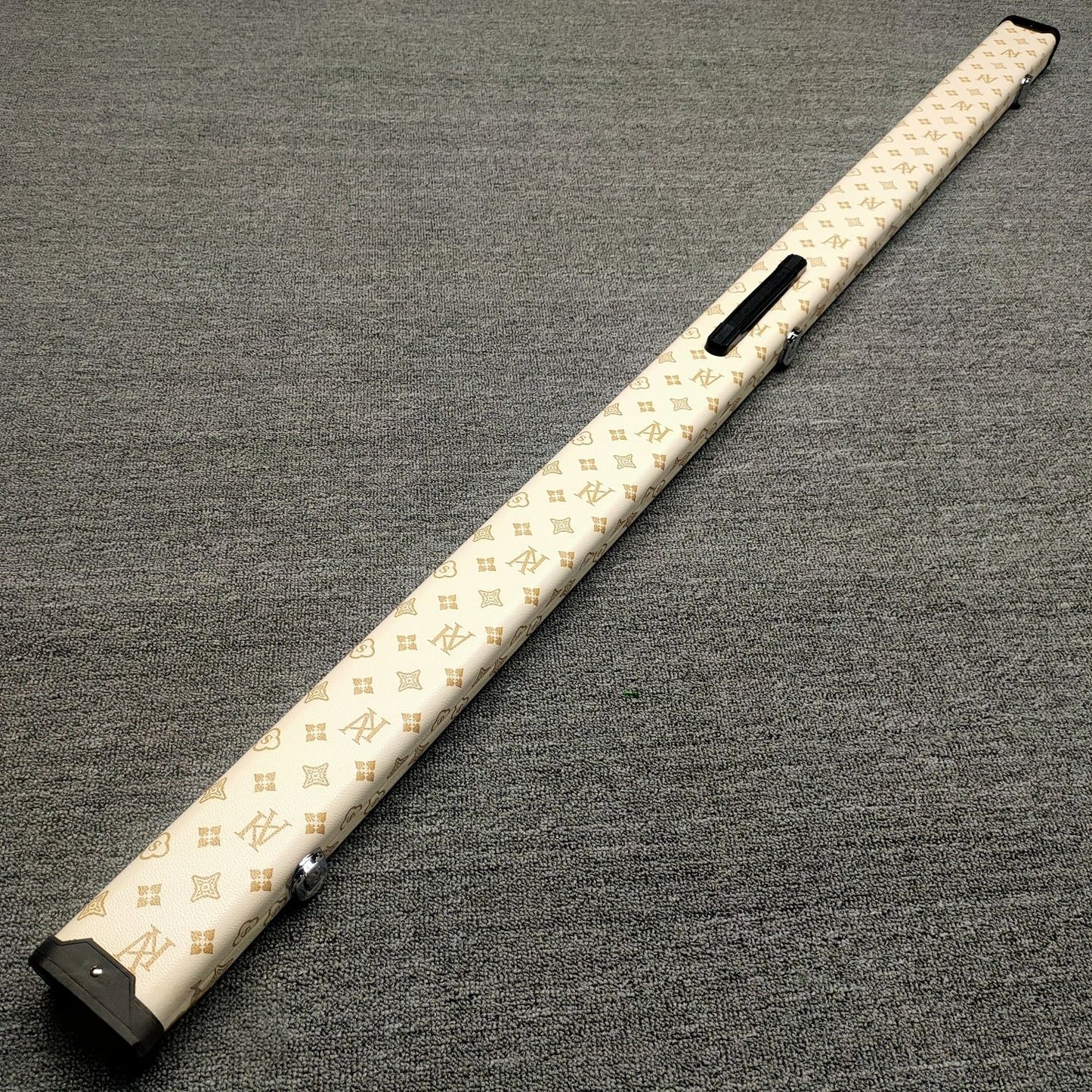 1/2 pool cue protection box, can hold chalk